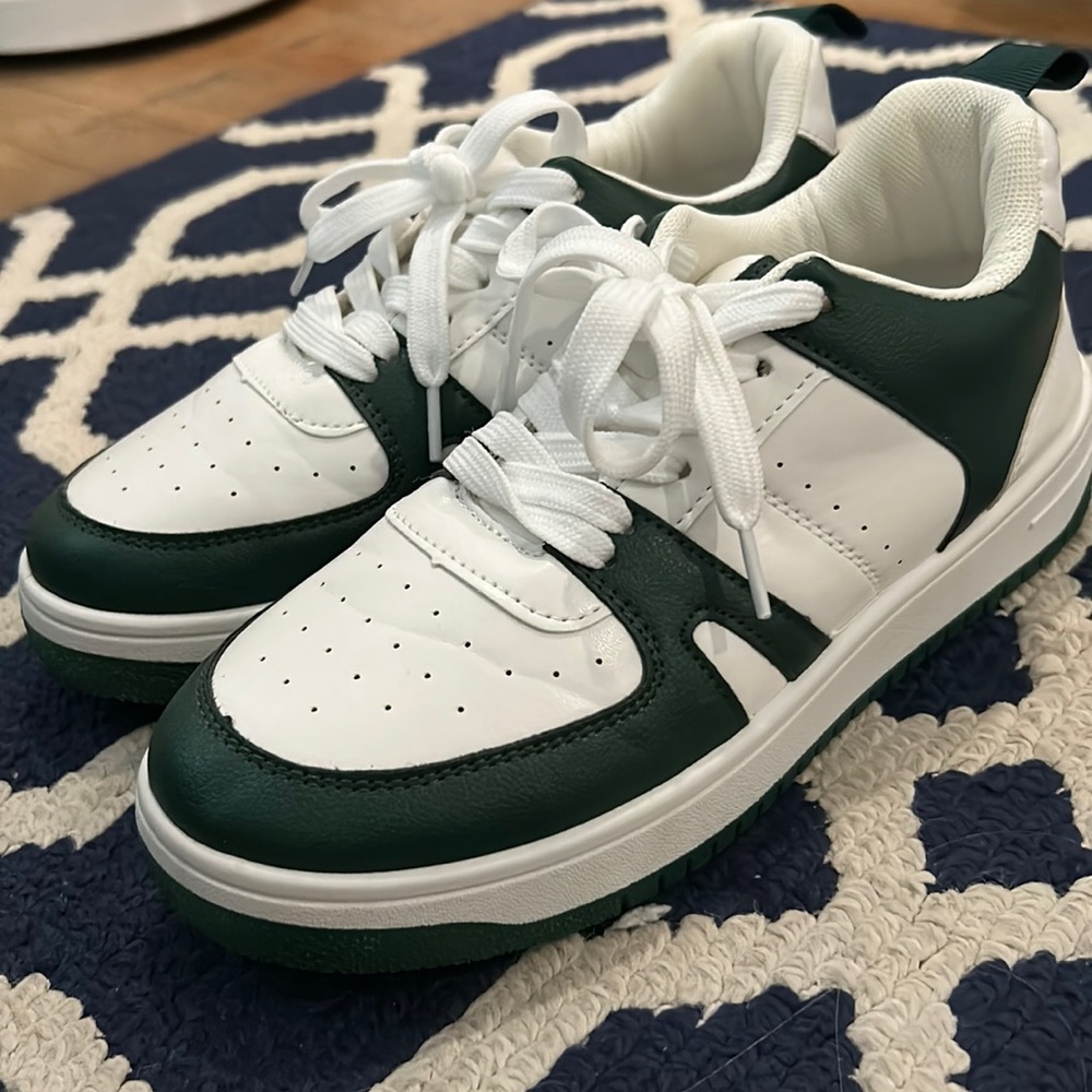 Women’s stylish sneakers